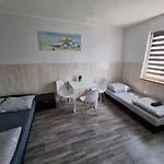 Δωμάτια σε οικογενειακή κατοικία Goscinne Alis